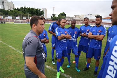 Alex Alves conversa com jogadores (Foto: Marcelo Germano)