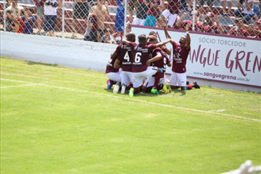 Jogadores do Juventus comemoram gol (Foto: Marcelo Germano)